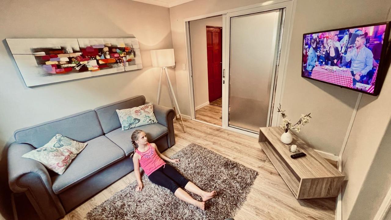 Cozy Apartments In Belgrade, Cukarica, Zeleznik, Free Parking And Wifi 객실 사진